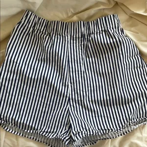 Banana Republic women’s excellent condition size small 100% cotton Shorts
