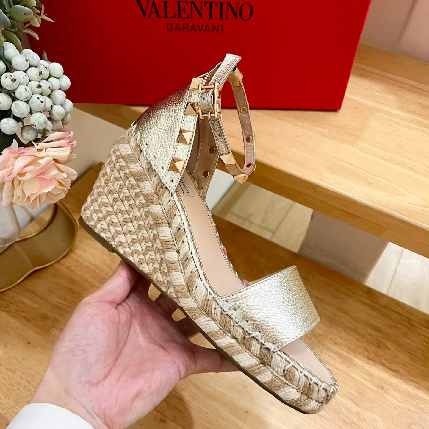 Double Rockstud Grainy Calfskin Wedge Sandal In Light Yellow Metallic Cowhide And Raffia 852841