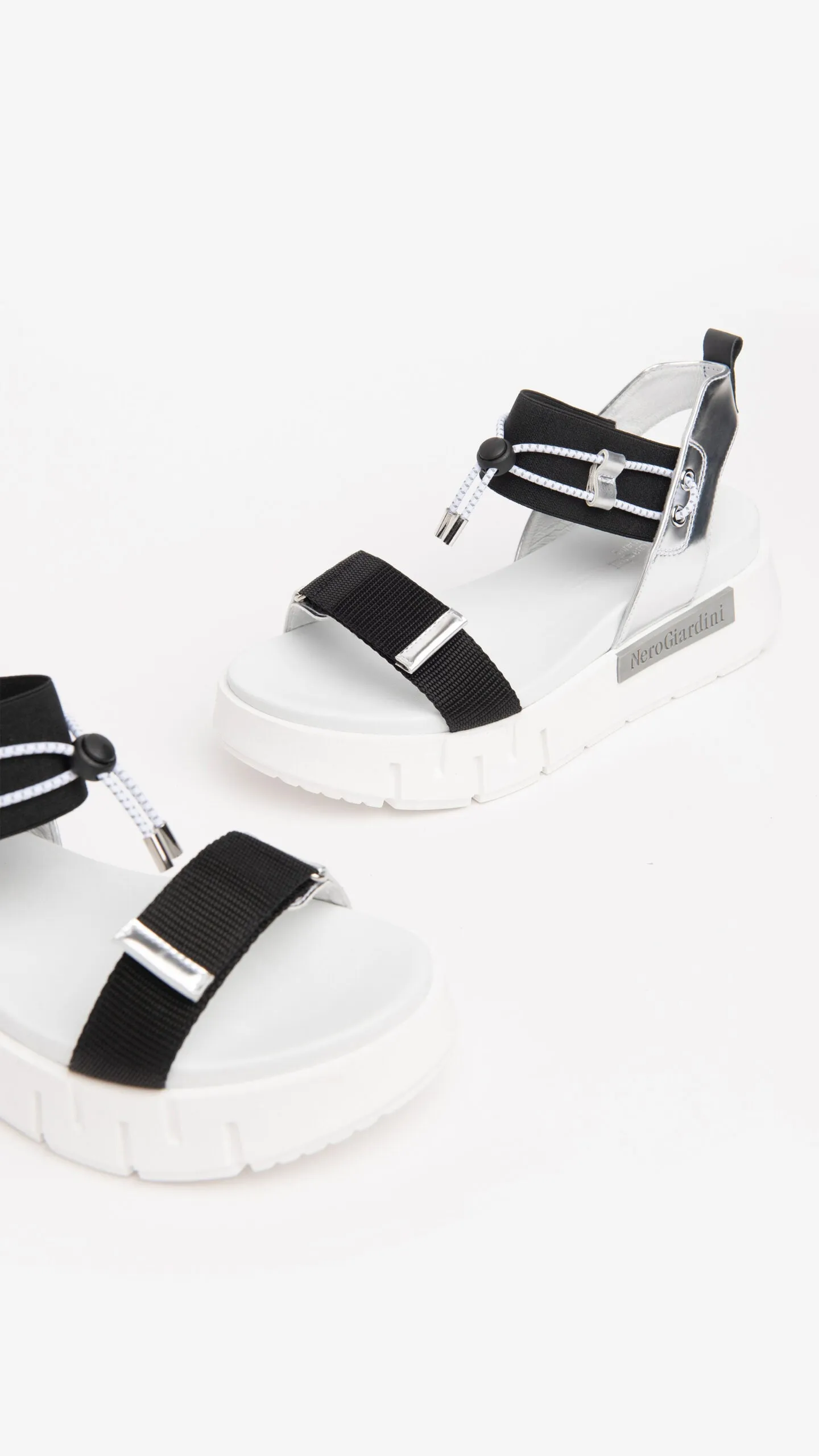 E219025D | Black