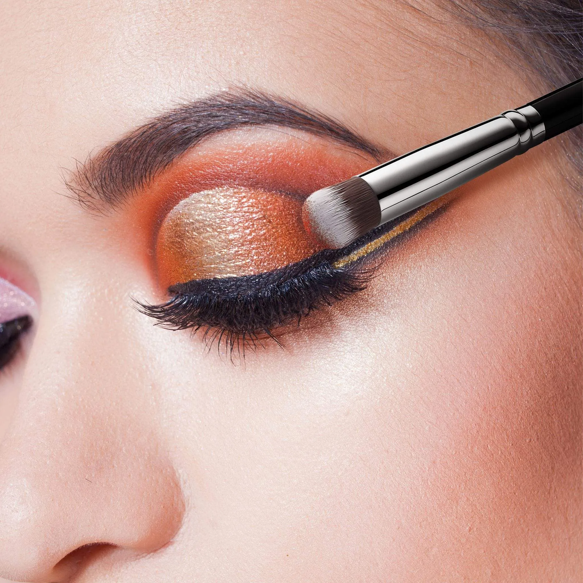 E802 - LARGE CREASE BRUSH