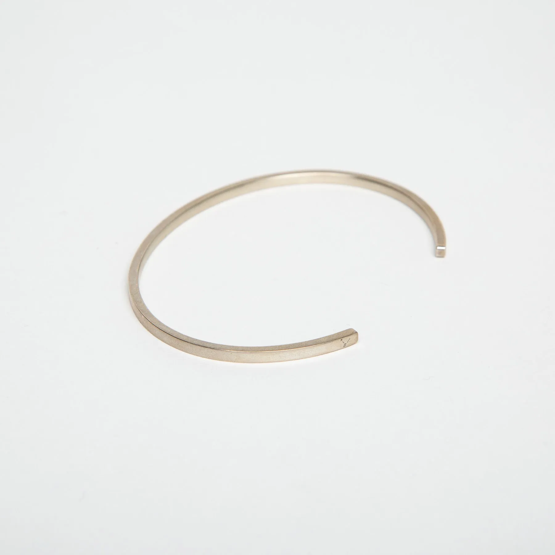 LE GRAMME | 7G POLISHED SILVER RIBBON CUFF BRACELET