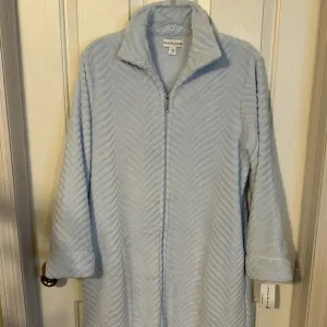 Miss Elaine zip front robe, pastel Blue, size M, NWT, good condition. Cozy,plush