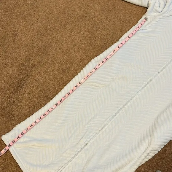 Miss Elaine zip front robe, pastel Blue, size M, NWT, good condition. Cozy,plush