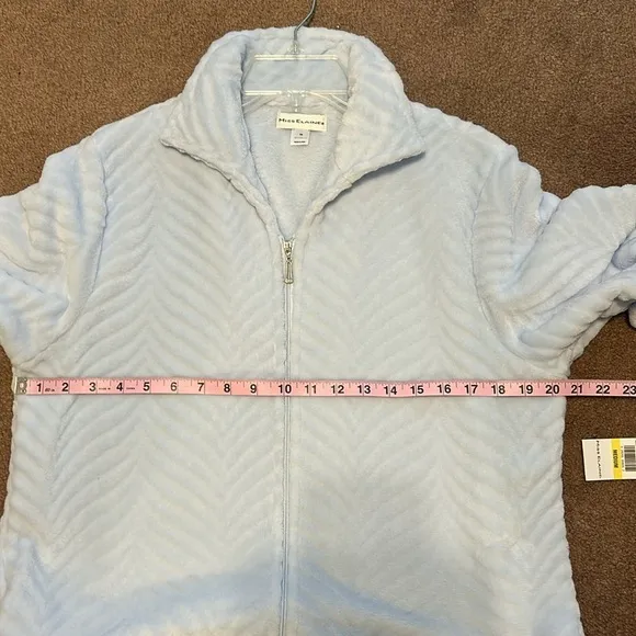 Miss Elaine zip front robe, pastel Blue, size M, NWT, good condition. Cozy,plush
