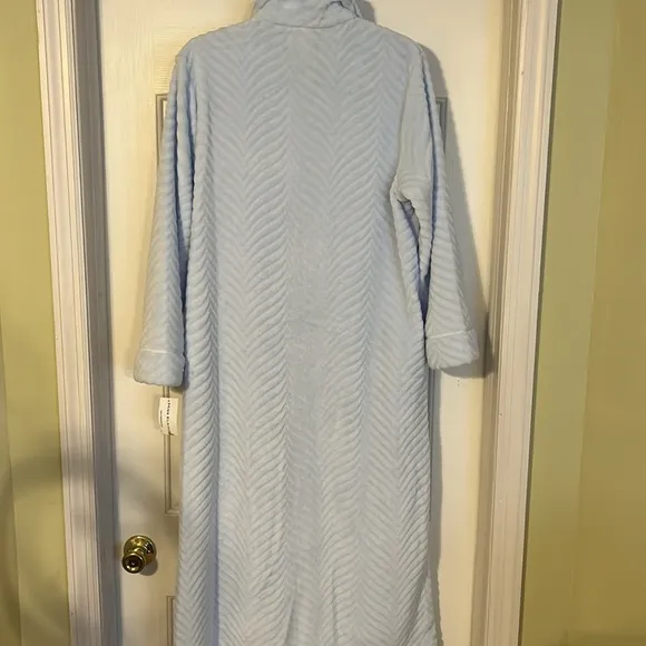 Miss Elaine zip front robe, pastel Blue, size M, NWT, good condition. Cozy,plush