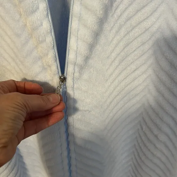 Miss Elaine zip front robe, pastel Blue, size M, NWT, good condition. Cozy,plush