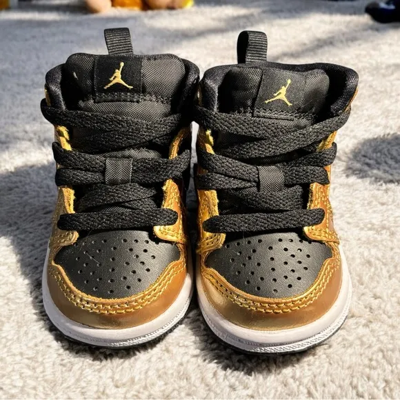 New! Infant Air Jordan 1 Retro High OG in Metallic Gold - Size 2c