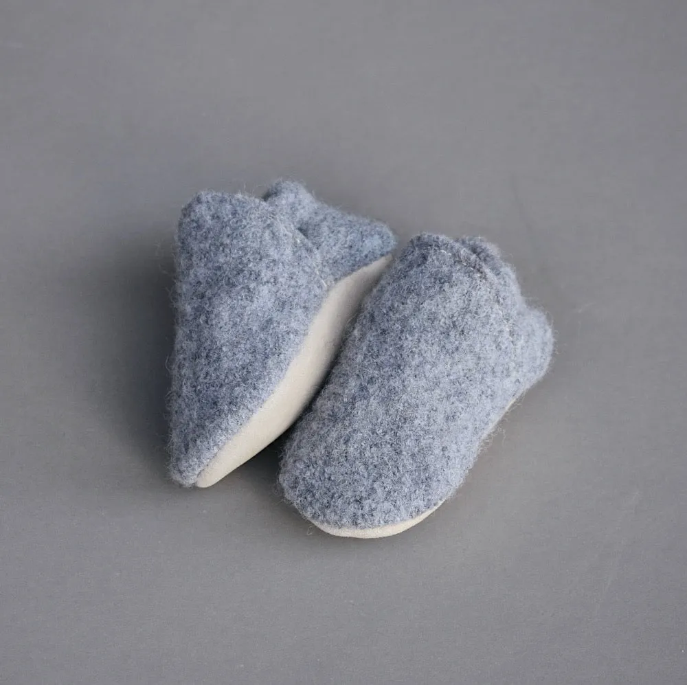 size 6/7 (6") - light grey wool loafers