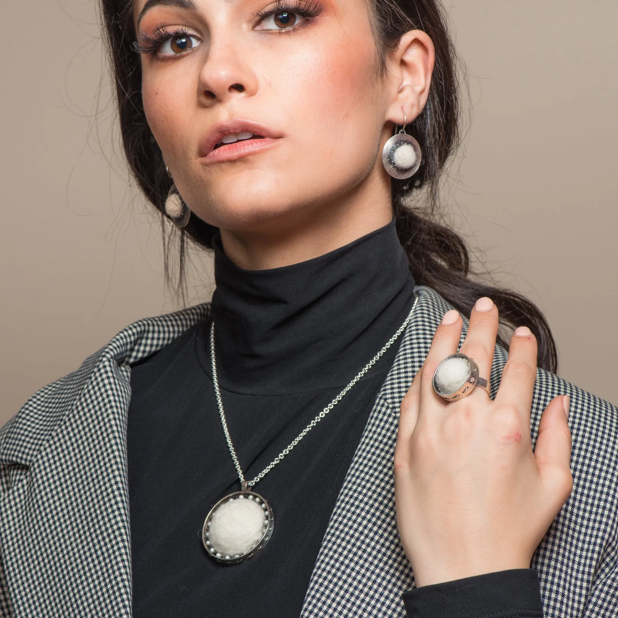 Small Disc Earrings with Felt - White